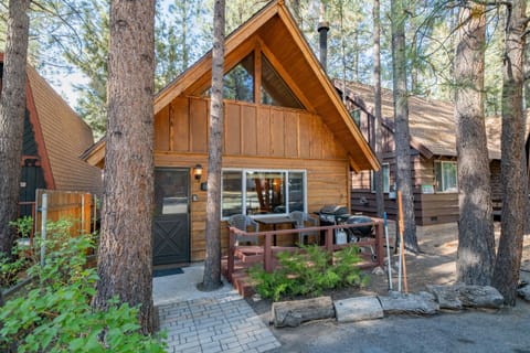 Property building, Patio, Day, Natural landscape, BBQ facilities, Seating area