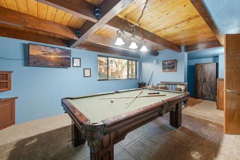 Billiard, Game Room
