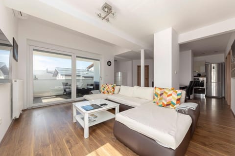 TV and multimedia, Kitchen or kitchenette, Living room, Seating area, Dining area, oven, stove