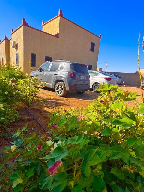 Property building, Spring, Day, Garden, Garden view, Parking