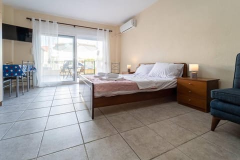 Cleri's Studio Apartment in Nea Peramos