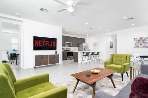 TV and multimedia, Kitchen or kitchenette, Living room, Seating area, Dining area, fireplace, minibar, pet friendly