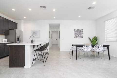 Kitchen or kitchenette, Dining area