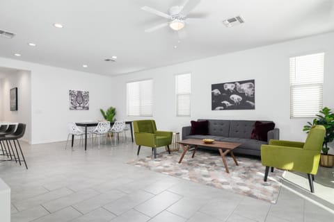 Living room, Seating area, Dining area, fireplace