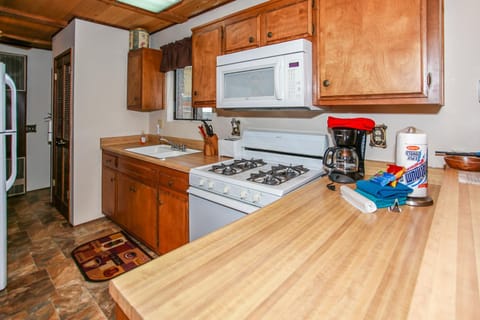 Coffee/tea facilities, Kitchen or kitchenette, minibar, pet friendly, stove
