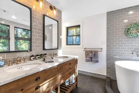 Bellevue Hidden Forest Blue House 4 min to DT House in Bellevue