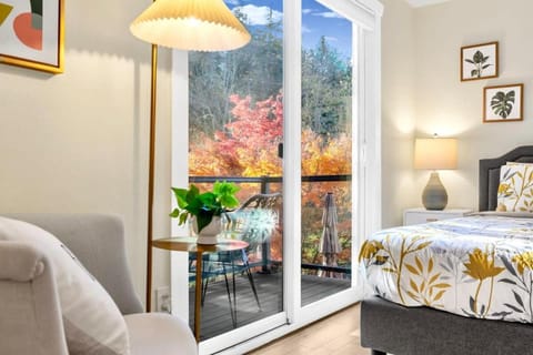 Bellevue Hidden Forest Blue House 4 min to DT House in Bellevue