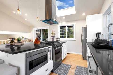 Bellevue Hidden Forest Blue House 4 min to DT House in Bellevue