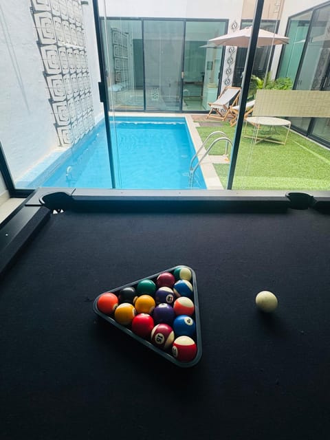 Billiard, Game Room