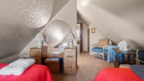 Bed, Seating area, Bedroom