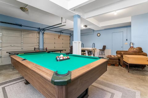 Billiard, Game Room
