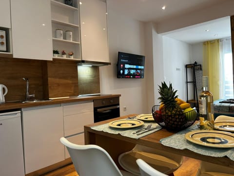 Kitchen or kitchenette, Living room, minibar, pet friendly, stove