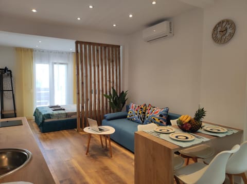 Living room, Food and drinks, Seating area, Dining area, Food, air conditioner