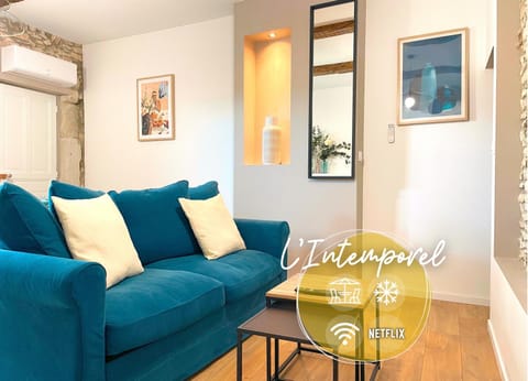 Living room, Text overlay