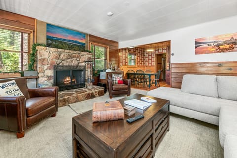 TV and multimedia, Living room, Seating area, flat iron