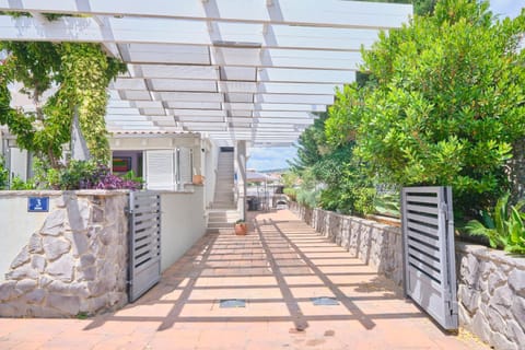 Property building, Garden, Parking