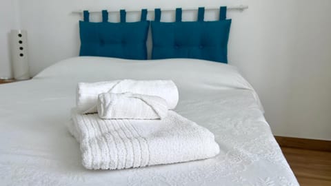 Bedroom, room service, towels