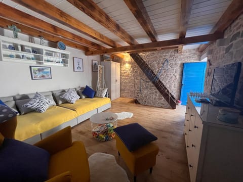 Communal lounge/ TV room, TV and multimedia, Living room, Seating area, Evening entertainment