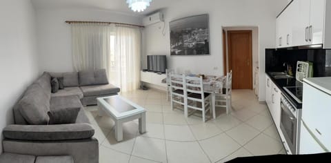 TV and multimedia, Kitchen or kitchenette, Living room, Seating area, Dining area