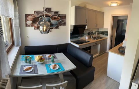 Kitchen or kitchenette, Seating area, Dining area, minibar, pet friendly, stove