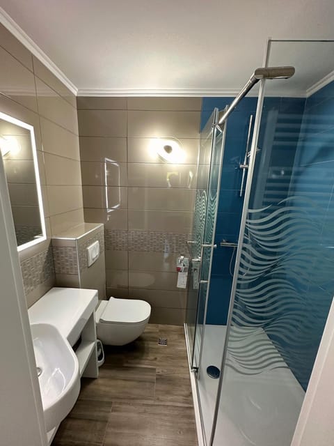 Shower, Toilet, Bathroom, towels