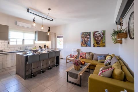 Coffee/tea facilities, Kitchen or kitchenette, Seating area, Dining area