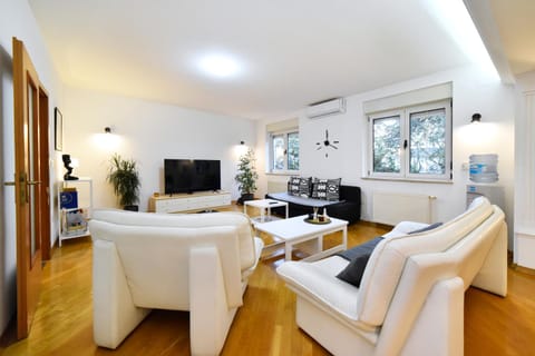 Communal lounge/ TV room, Nightclub / DJ, TV and multimedia, Living room, Seating area, Evening entertainment, air conditioner