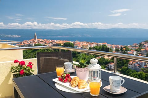 Natural landscape, Balcony/Terrace, Food and drinks, Sea view