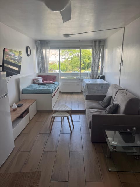 Bed, TV and multimedia, Living room, Seating area, Bedroom