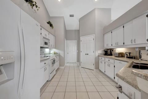 Pool Waterfront Lake 12 PPL Gorgeous House in Riverview