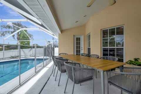 Pool Waterfront Lake 12 PPL Gorgeous House in Riverview