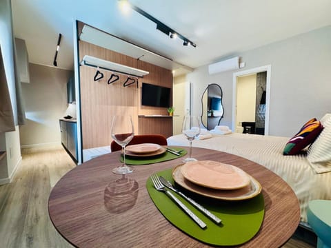 Bed, TV and multimedia, Living room, Photo of the whole room, Seating area, Dining area, Bedroom