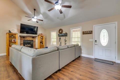 Cozy Tennessee Lake House with Grill and Fire Pit! House in Tennessee