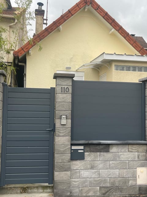 Petite maison climatisée Apartment in Créteil