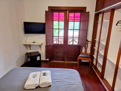 Bed, TV and multimedia, Photo of the whole room, Bedroom, hair dresser, towels