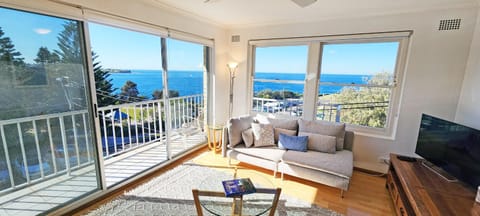 Day, Natural landscape, TV and multimedia, View (from property/room), Balcony/Terrace, Living room, Seating area, Sea view