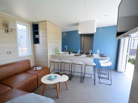 Mobil-home tout confort 6 pers., 3 ch., 2 sdb, plage à 200m, piscine chauffée, fitness, terrasse - FR-1-361A-61 House in Jullouville