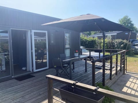 Mobil-home tout confort 6 pers., 3 ch., 2 sdb, plage à 200m, piscine chauffée, fitness, terrasse - FR-1-361A-61 House in Jullouville