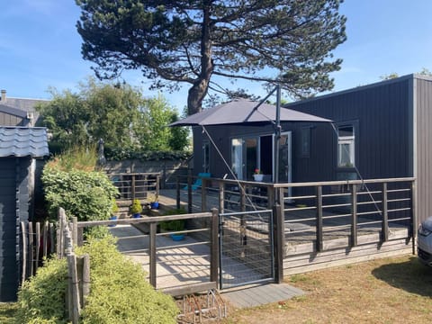 Mobil-home tout confort 6 pers., 3 ch., 2 sdb, plage à 200m, piscine chauffée, fitness, terrasse - FR-1-361A-61 House in Jullouville