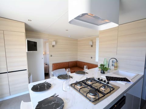 Mobil-home tout confort 6 pers., 3 ch., 2 sdb, plage à 200m, piscine chauffée, fitness, terrasse - FR-1-361A-61 House in Jullouville