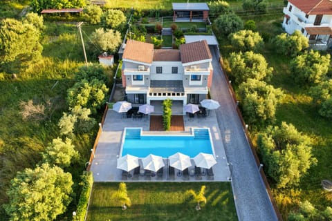 Property building, Patio, Day, Bird's eye view, Garden, Garden view, Pool view, Swimming pool, sunbed