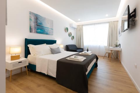 Bed, TV and multimedia, Living room, Seating area, Bedroom, towels