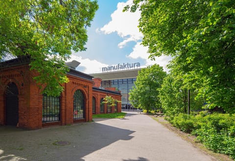 Property building, Nearby landmark, Off site, Balcony/Terrace, Garden view, Location