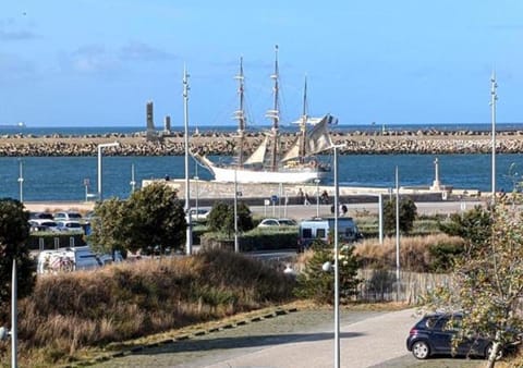 Studio plage, vue mer et dragon, garage pour moto Apartment in Calais