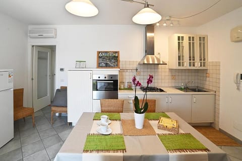 Kitchen or kitchenette, Dining area, pet friendly, stove, air conditioner