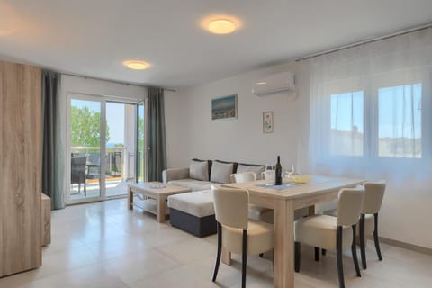 Living room, Seating area, air conditioner
