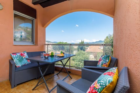 Patio, Natural landscape, Living room, Dining area, Beach, Mountain view