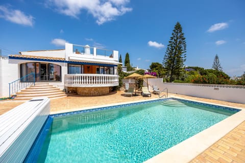 Property building, Patio, Day, Pool view, Swimming pool, Swimming pool, sunbed