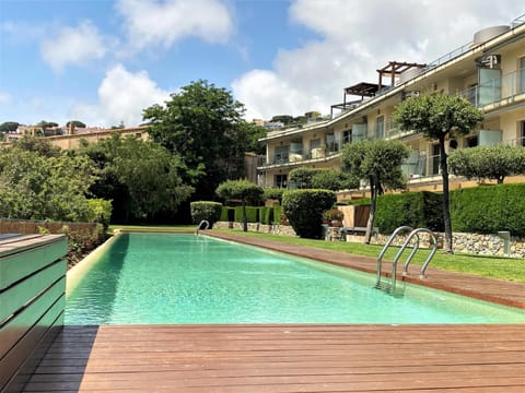 Day, Pool view