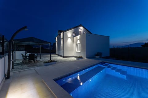 Property building, Swimming pool